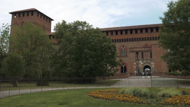 Castello visconteo burgeingang mit blumenbeet in pavia, pv, italien — Stockvideo