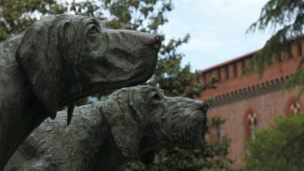 Monumento de cães com castelo em segundo plano, foco de turno, em Pavia, PV, Itália — Vídeo de Stock