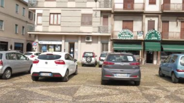 CASSOLNOVO, İtalya-Mayıs 2016 yaklaşık: araba parkı Piazza della Chiesa '