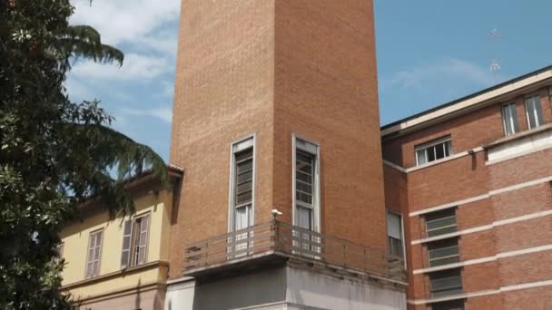 Vista panorâmica da torre de arquitetura racional em Pavia, PV, Itália — Vídeo de Stock