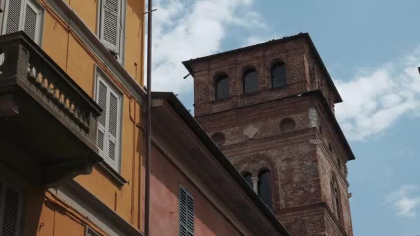 Primo piano della torre medievale tra case a Pavia, PV, Italia — Video Stock