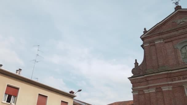 Cassolnovo、太陽光発電、イタリアのサン ・ バルトロメオ ・教会のショットをパンします。 — ストック動画