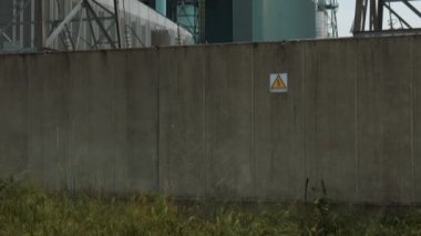 Enerji nakil direkleri ve ölü yakma fabrika bacaları eğimli