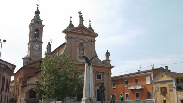 Церковь, дома и военный мемориал в Gravellona Lomellin, PV, Italy — стоковое видео