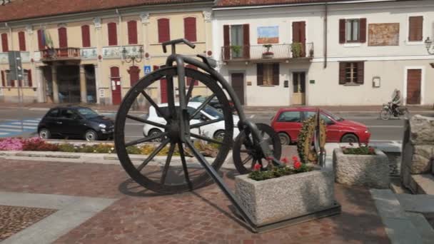 Gravellona, Italia - circa mayo 2016: Estatua de bicicleta en frente del ayuntamiento — Vídeos de Stock