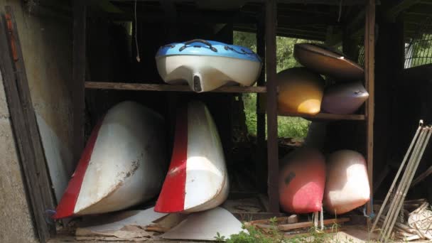 Kajaks und Kanus in einer Hütte — Stockvideo