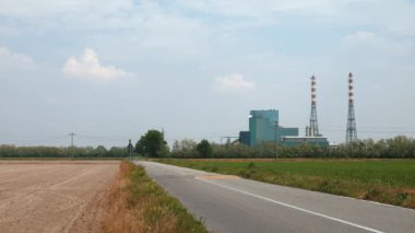 Ölü yakma tesisi bir ıssız yol