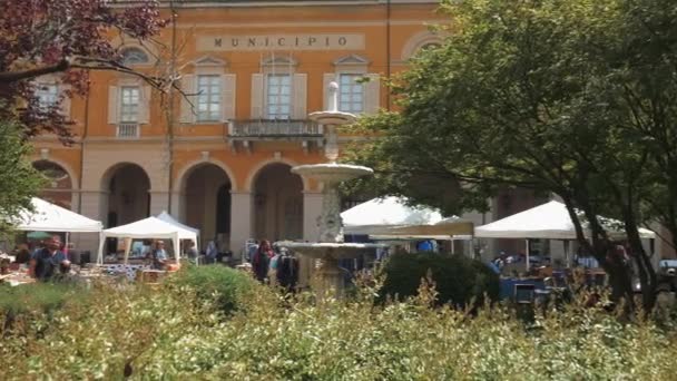 Mortara, italien - ca. mai 2016: sparsamer Laden vor dem Rathaus — Stockvideo