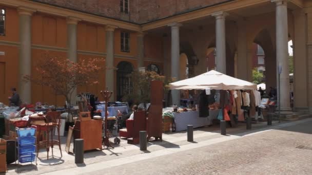 Mortara, Italia - circa mayo 2016: Tienda de robos frente a la catedral — Vídeo de stock