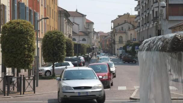 Mortara, Italia - circa mayo 2016: Tráfico cerca de la fuente de la estación — Vídeo de stock