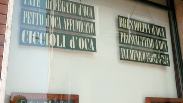 Schild mit der Aufschrift "Ravioli d 'oca" (Gänseravioli) traditionelles Rezept von Mortara, pv, italien — Stockvideo