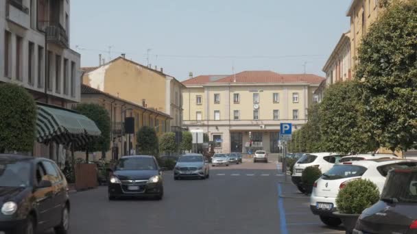 Mortara, Italia - circa Maggio 2016: Traffico in una strada vicino alla stazione — Video Stock