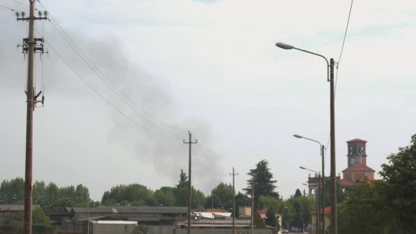 Humo subiendo desde la distancia cerca de un santuario en Italia — Vídeo de stock