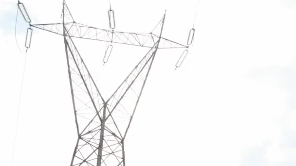 Torre de transmisión y torre de radio en la distancia — Vídeos de Stock