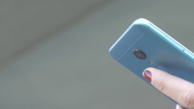Parmak izi ile bir telefon kilidini parmak