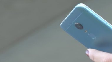 Parmak kullanarak parmak izi okuyucu üzerinde bir telefon arka