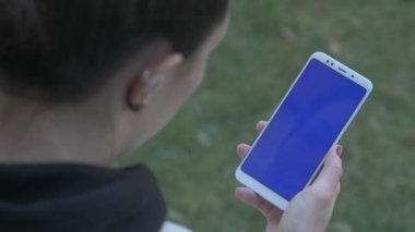 Üç kez swiping ve mavi ekran telefon bakan kadın