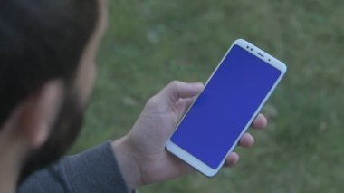 Dokunarak ve mavi ekran telefon swiping solak adam