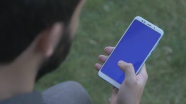 Adam bir kez mavi ekran telefonla vurdu omuz üzerinden dokunarak