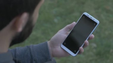 Solak adam bir telefon izleme ile tutarak atış omzunun üzerinden Puan
