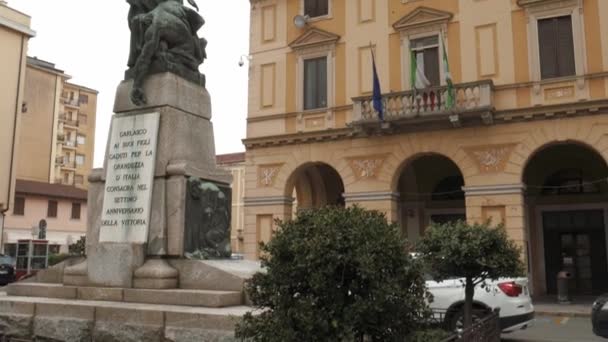 Town hall (Municipio) and war memorial, Garlasco, PV, Italy — Stock Video