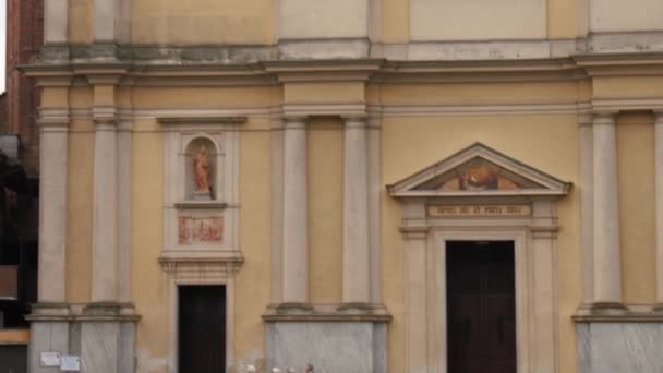 Garlasco, Itália, por volta de maio de 2016: Quatro senhoras idosas conversam em frente à igreja principal na Piazza Vittoria — Vídeo de Stock