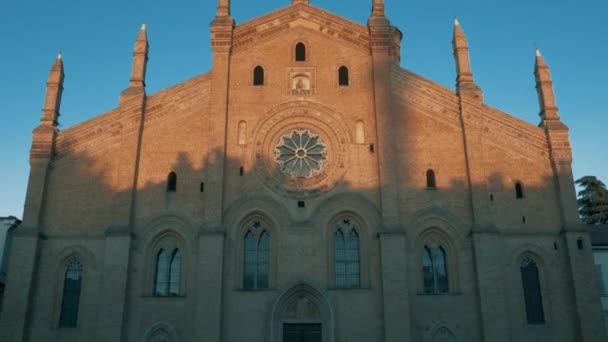 Iglesia de Santa Maria Del Carmine en Pavía, PV, Italia, tiro basculante — Vídeos de Stock
