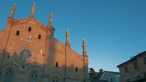 Santa Maria Del Carmine kerk in Pavia Pv, Italië, pan schot — Stockvideo