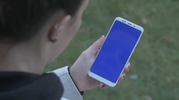 Женщина прокручивает меню открытия и закрытия телефона с голубым экраном — стоковое видео