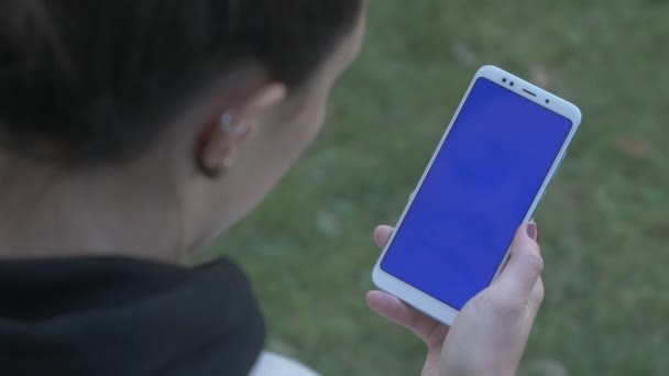 Chica deslizando rápidamente teléfono de pantalla azul — Vídeos de Stock