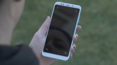 Solak kız telefonu, Puan izlemeli boş ekran bakarak, yakın