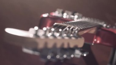 El bir gitar boyun bir stand kapma bir gitarist