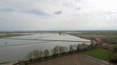 Pirinç alan ve kırsal bir kalede hava Panoraması