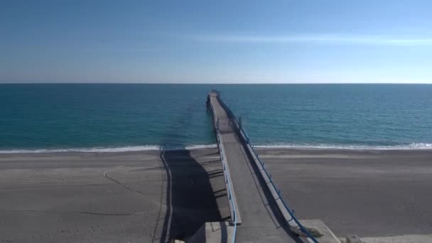 Luchtfoto van strand en pier op de mediterranena zee — Stockvideo