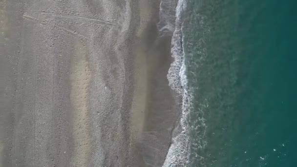 Vue aérienne ascendante des vagues sur une plage 