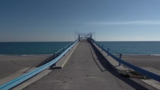 Воздушный кадр, поднимающийся над пирсом в Средиземном море — стоковое видео