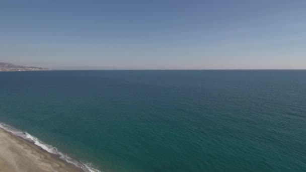 Luftaufnahme beim Abstieg über Strand und Meer — Stockvideo