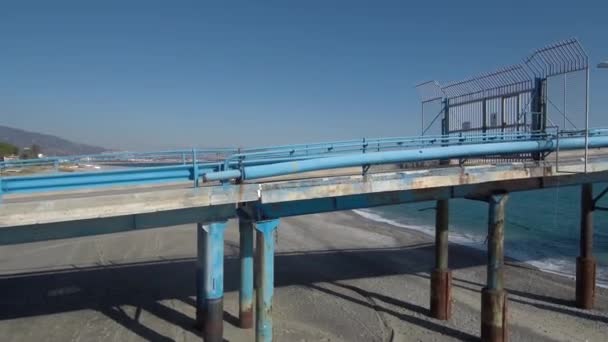 Foto aerea laterale del molo su una spiaggia nel Mar Mediterraneo — Video Stock