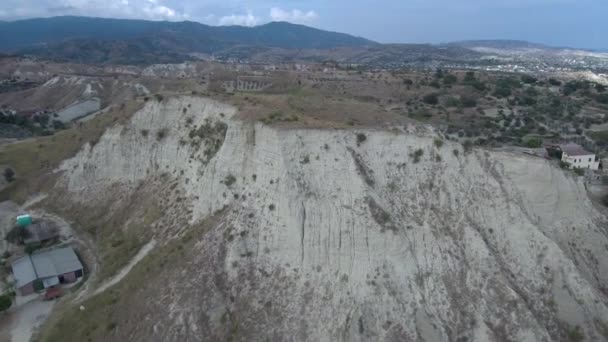 Orbite aérienne autour d'une colline 