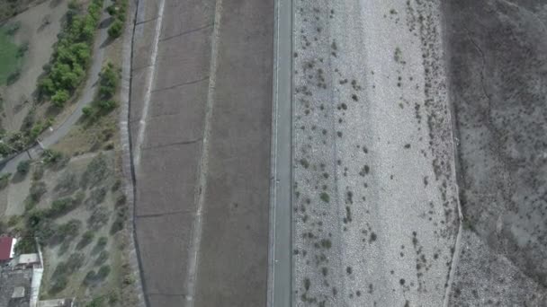 Luftaufnahme über einem Damm oder Deich — Stockvideo