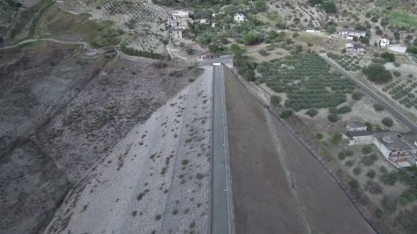 Plan aérien le long d'un barrage ou d'une digue 