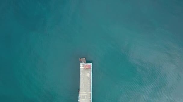 Antenne boven schoot uit een pier in de zee — Stockvideo