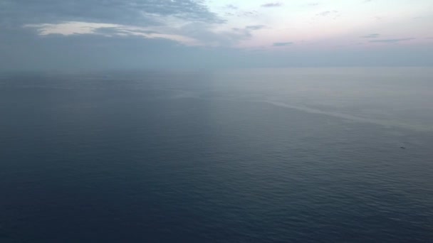 Luchtfoto baan shot van de zee — Stockvideo