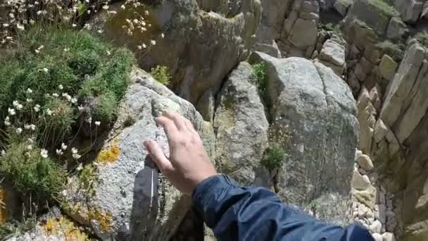 El hombre trata de encontrar una manera de escalar algunas rocas, Bretagne, Francia — Vídeo de stock