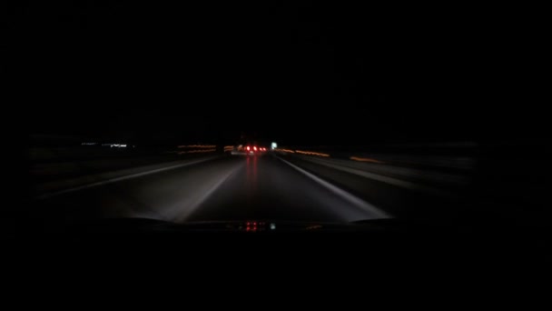 Tidspunkt for en bil, der kører på en motorvej om natten, mørk – Stock-video