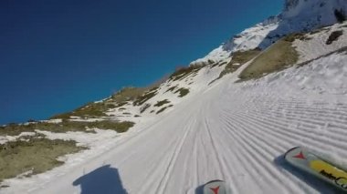 Kuyrukları bir yamaçta Kayak POV