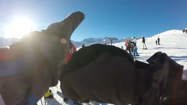 POV av skidåkare att sätta på hans handskar — Stockvideo