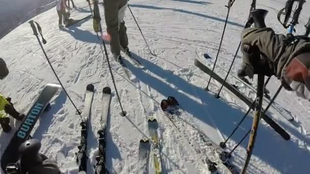 Point de vue du skieur se mettre sur la pente — Video