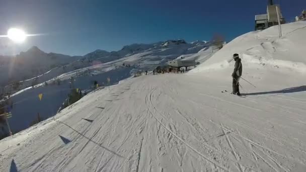 POV lyžař dostane do turniketu sedačkové lanovky — Stock video