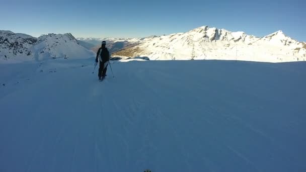 Point de vue de skieur skier avec un ami — Video